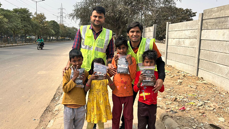 Food Packet Distribution on Delhi NCR Traffic Signal