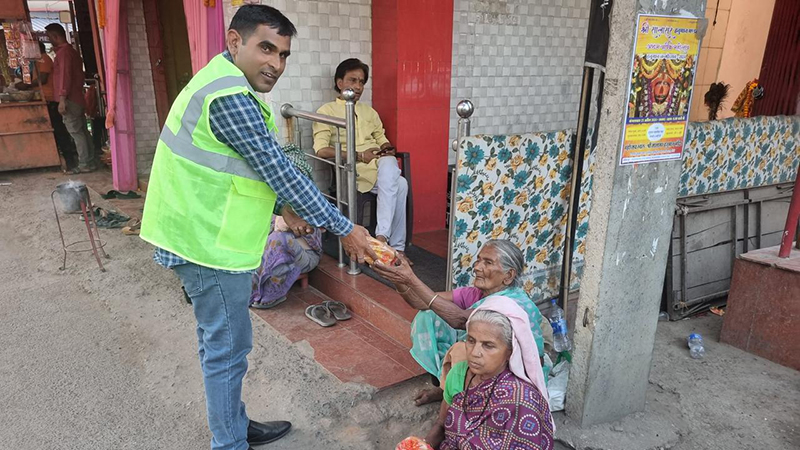 Distribution of Bread and Biscuits at Hanuman Temple, Ratu Road and Main Road, Ranchi